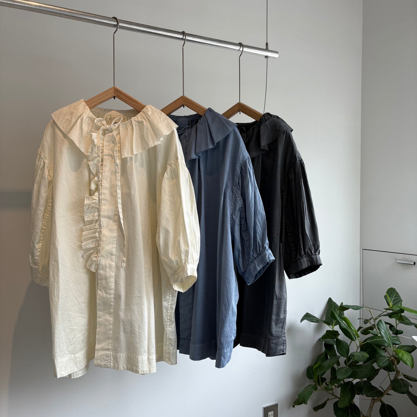 buoy buoy//80satin frill puff ブラウス 2701BL017251
