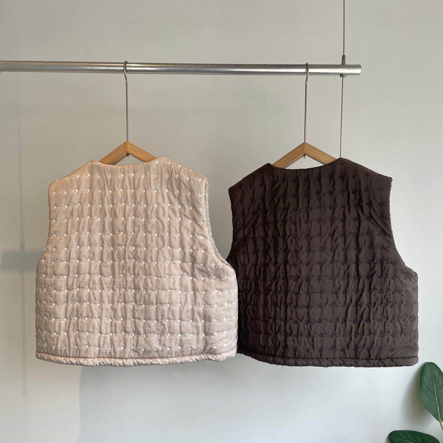 qiri //flower dot quilt jacquard ショートリバーシブルベスト 6301BL008252