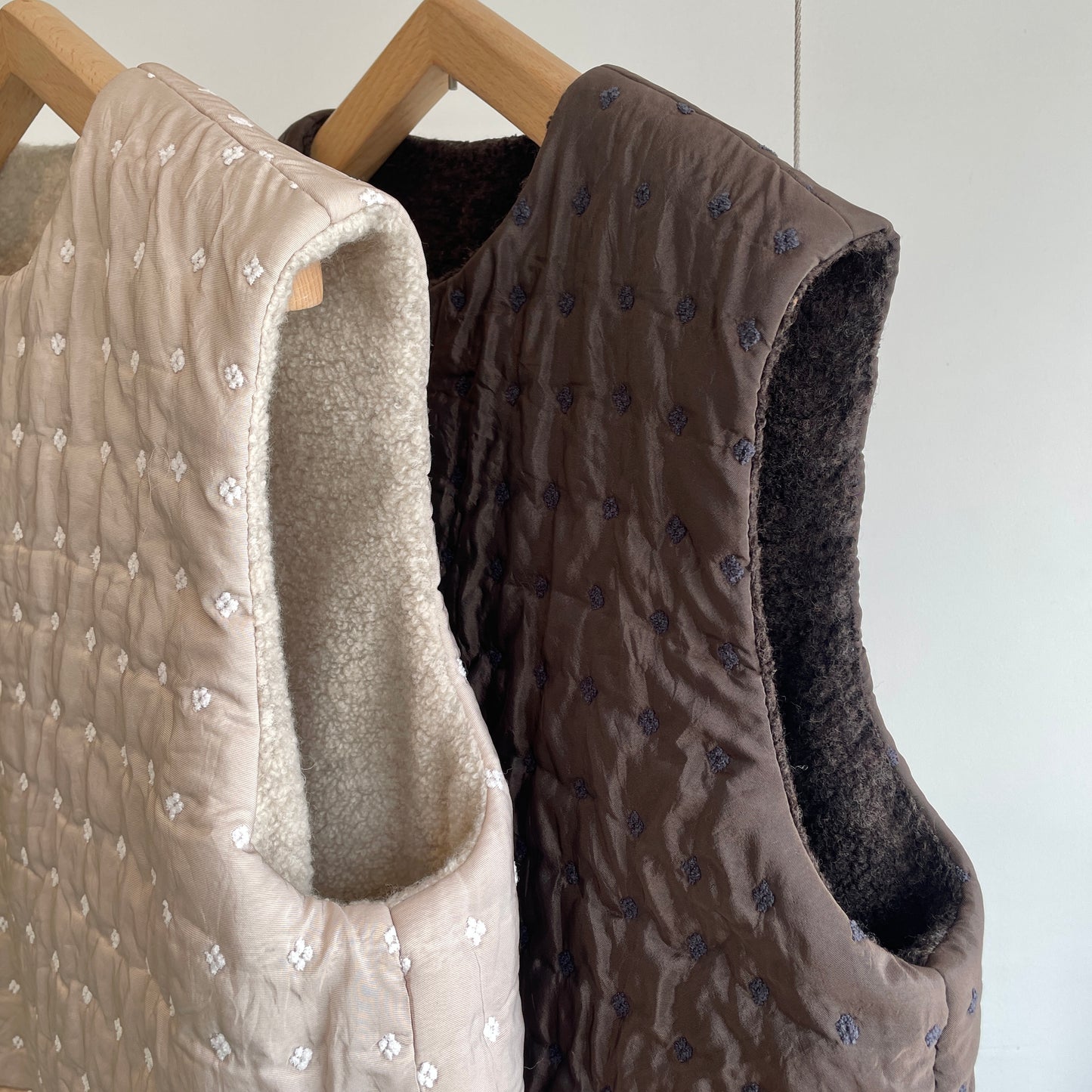 qiri //flower dot quilt jacquard ショートリバーシブルベスト 6301BL008252