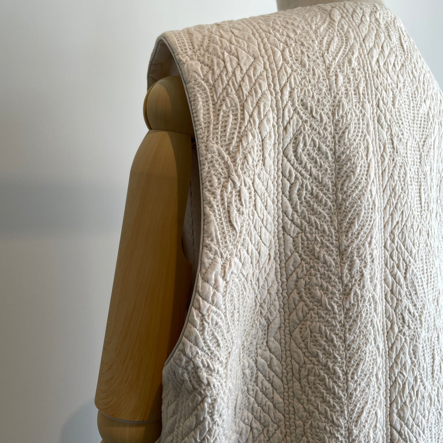 qiri //boutis jacquard ベスト
6301BL005252