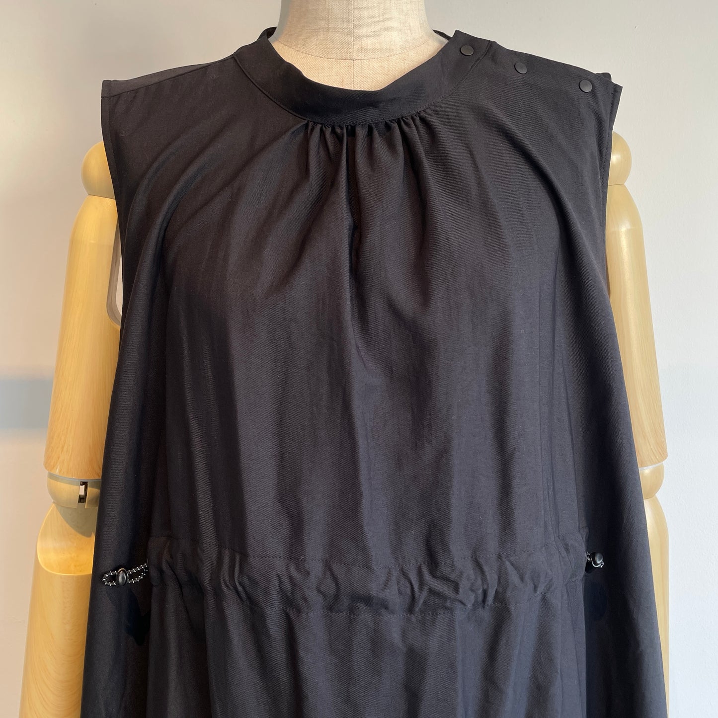 itochi //Nylon twill gathered sleeveless dress