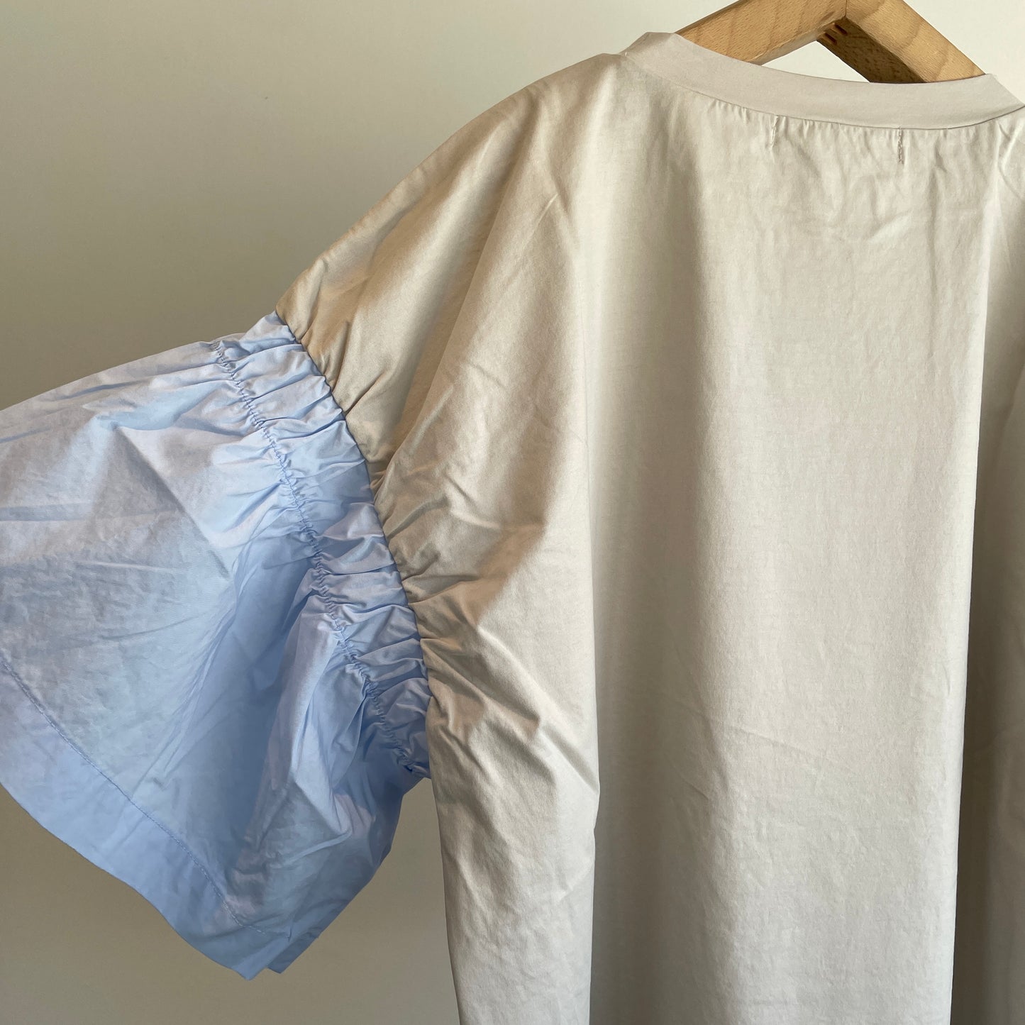 universaltissu //コンパクトクールローレル天竺バイカラーギャザースリーブTシャツ US253CT002