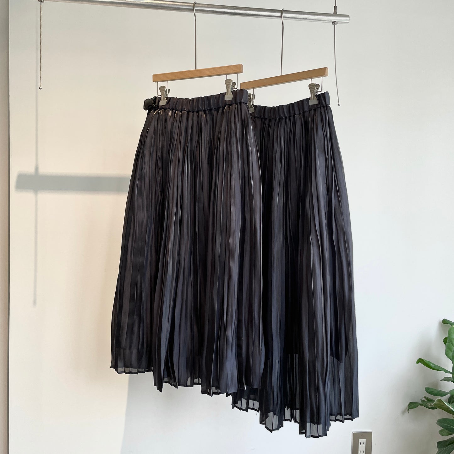itochi //Aurora cloth double side pleated skirt / black