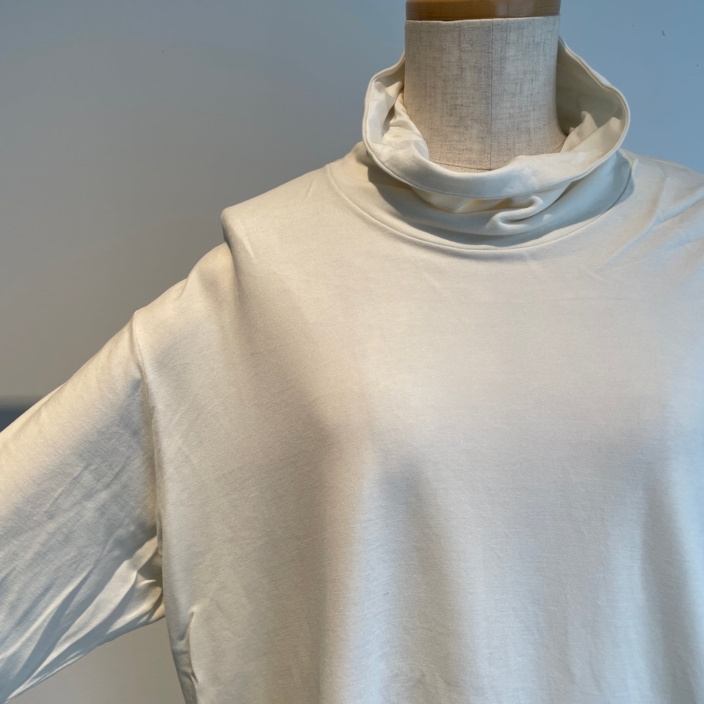 yuni //C/Cu モックロディback slit neck 1701CT005252