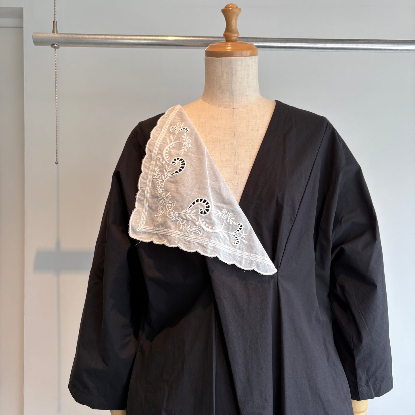 NATIVE VILLAGE//No.07 landscape : 風景 刺繍襟ダーツドレス(black)