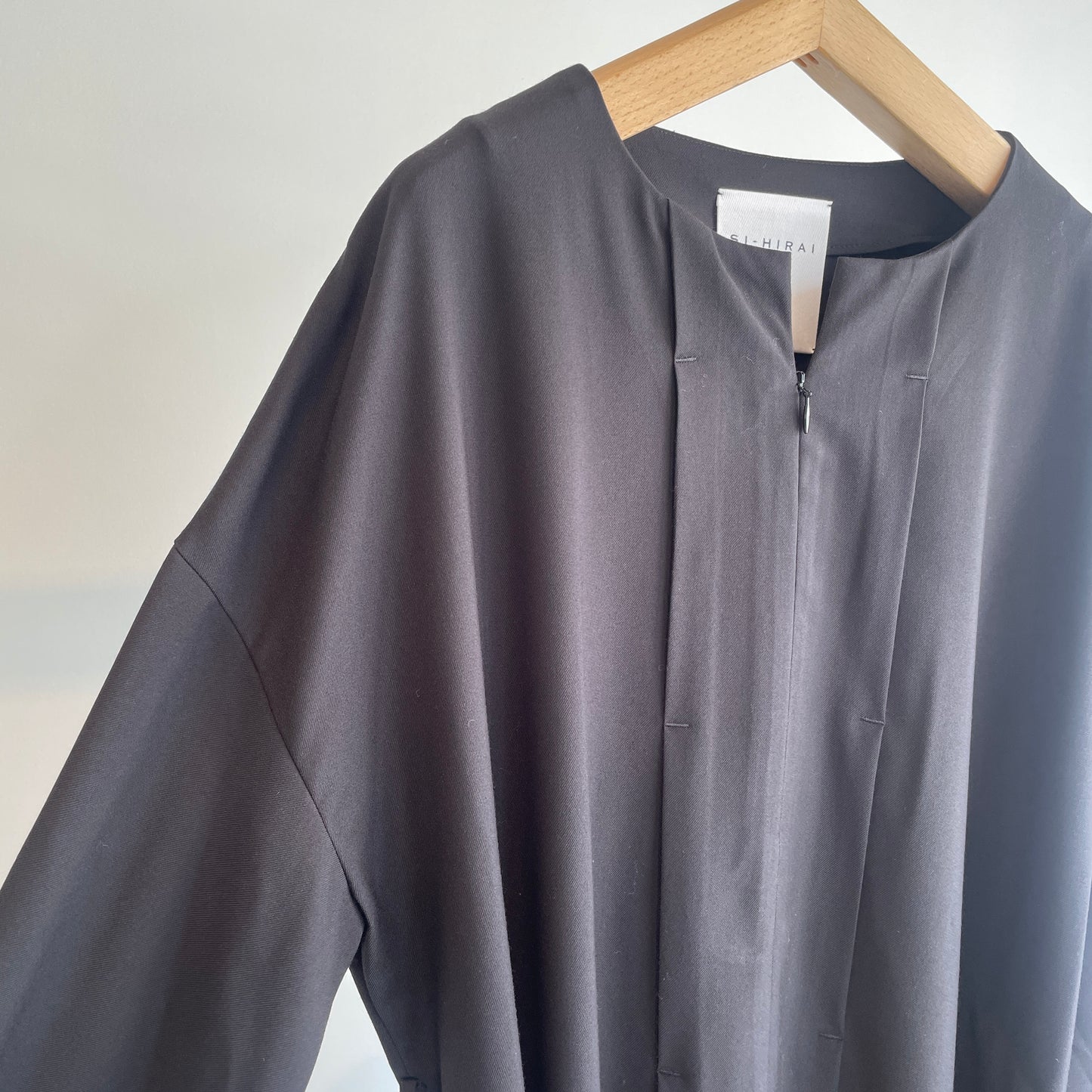 SI-HIRAI //MICRO STRETCH GABA RUBBER CUFF DRESS CHAW24-5018