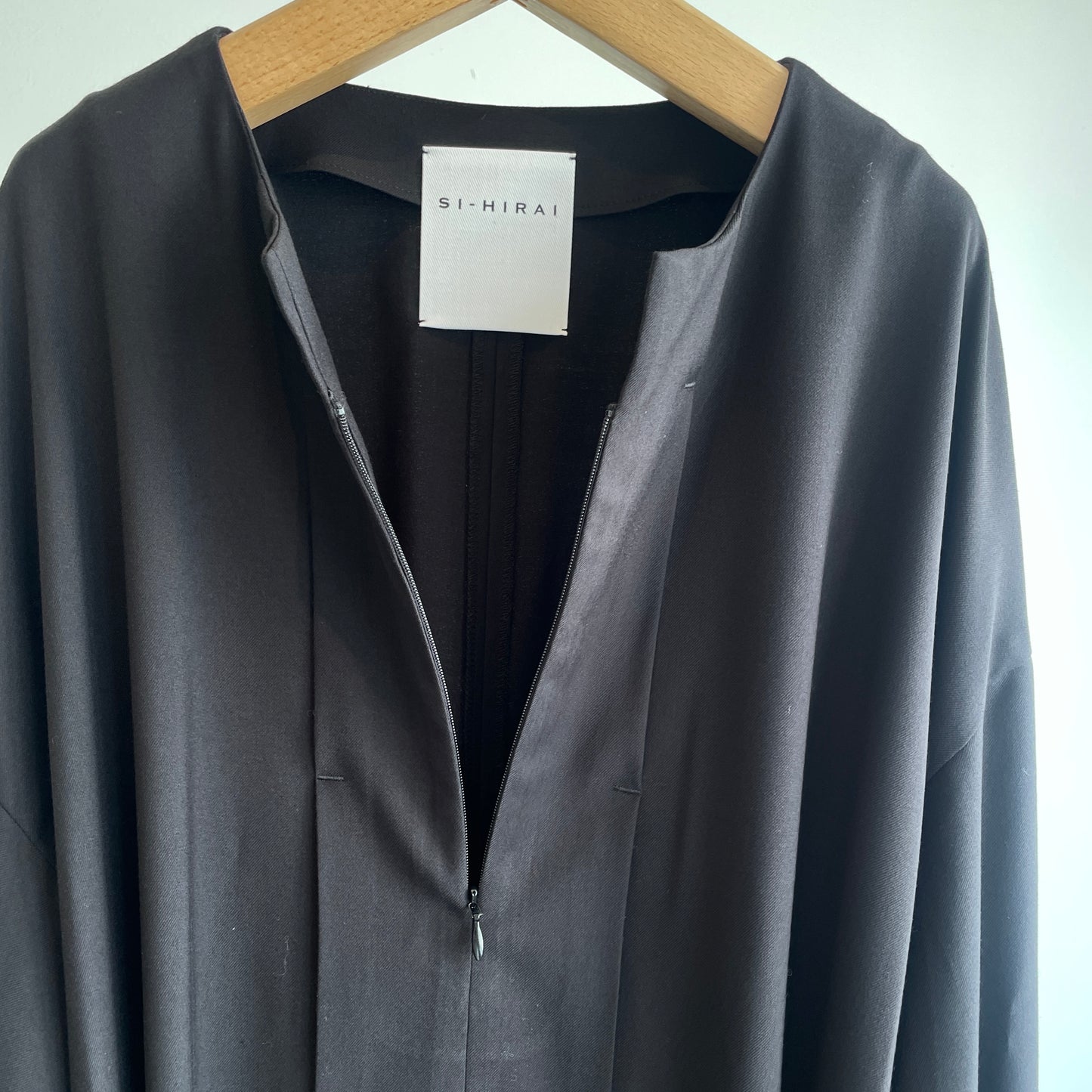 SI-HIRAI //MICRO STRETCH GABA RUBBER CUFF DRESS CHAW24-5018