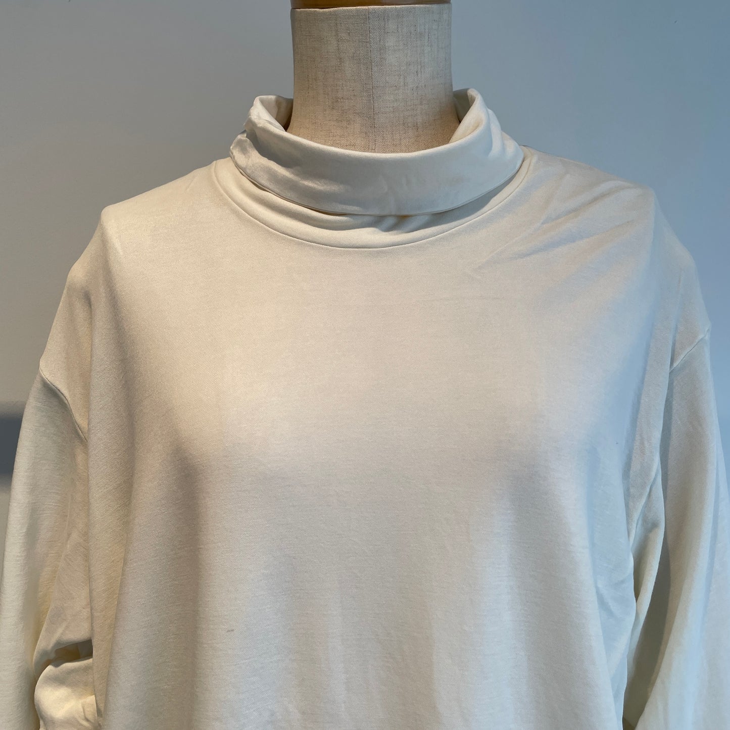 yuni //C/Cu モックロディback slit neck 1701CT005252