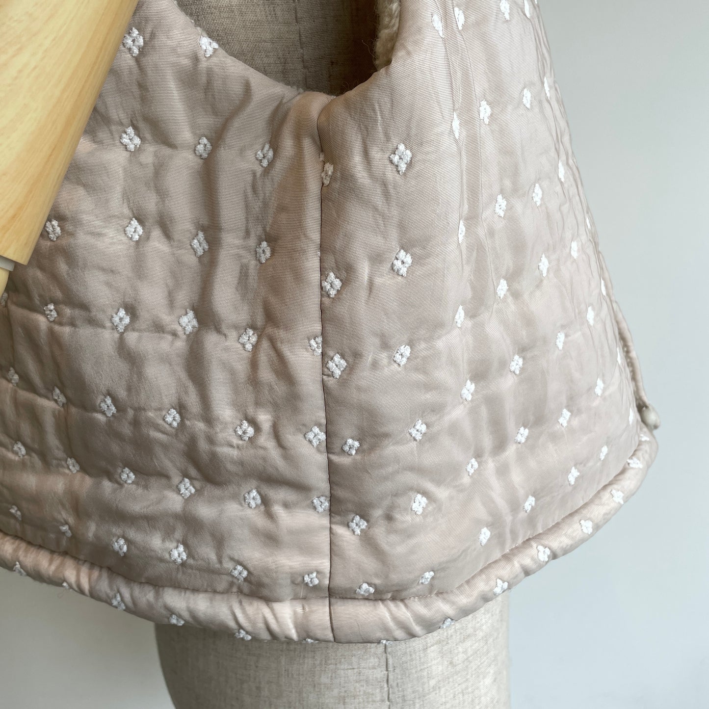 qiri //flower dot quilt jacquard ショートリバーシブルベスト 6301BL008252
