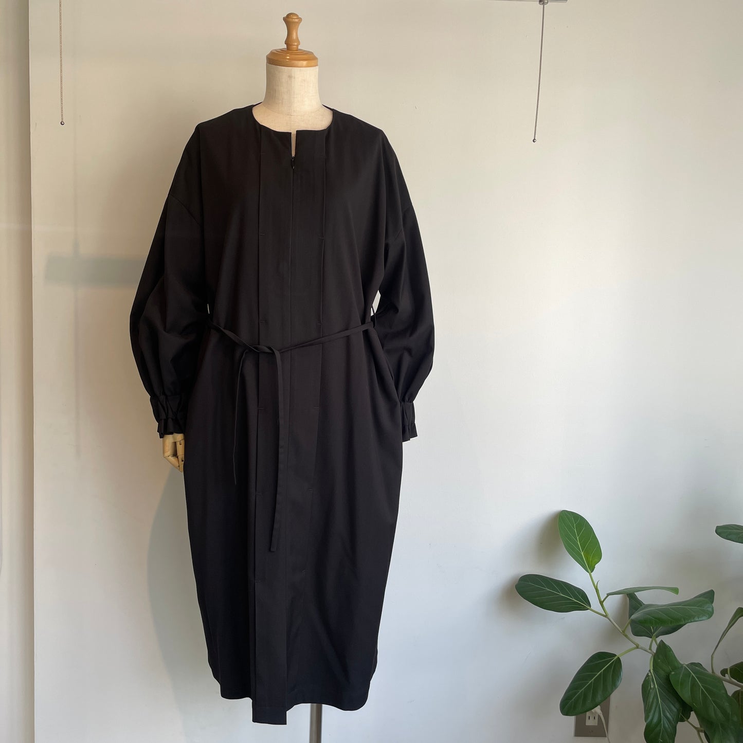 SI-HIRAI //MICRO STRETCH GABA RUBBER CUFF DRESS CHAW24-5018