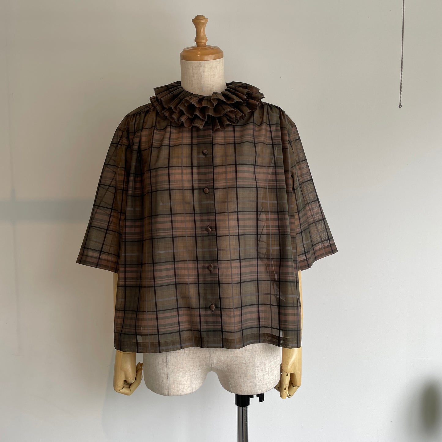 porter des boutons//シアーチェックダブルタックカラーブラウス P-22-1-066