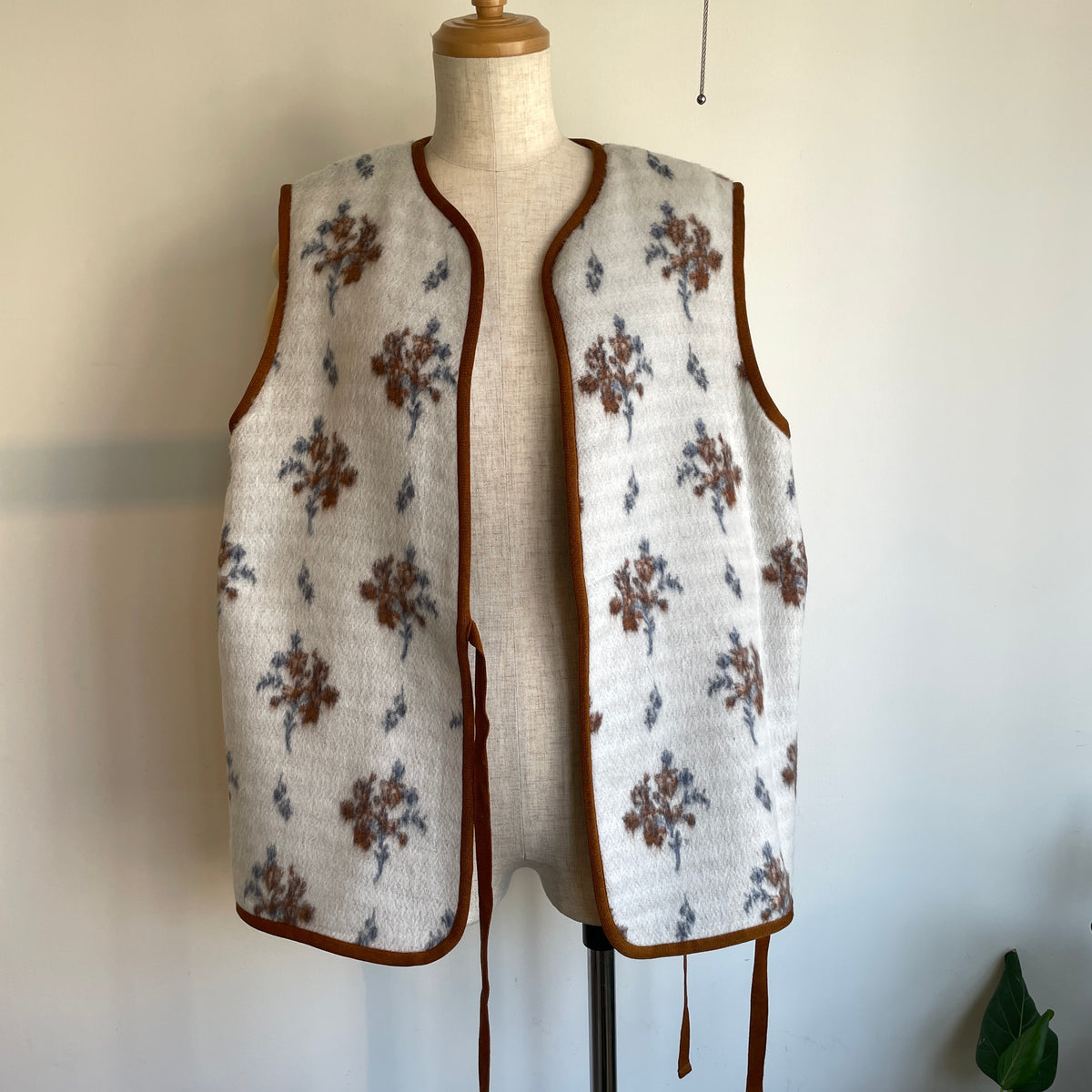 qiri//sarasa raised jacquard ベスト　6301BL006262