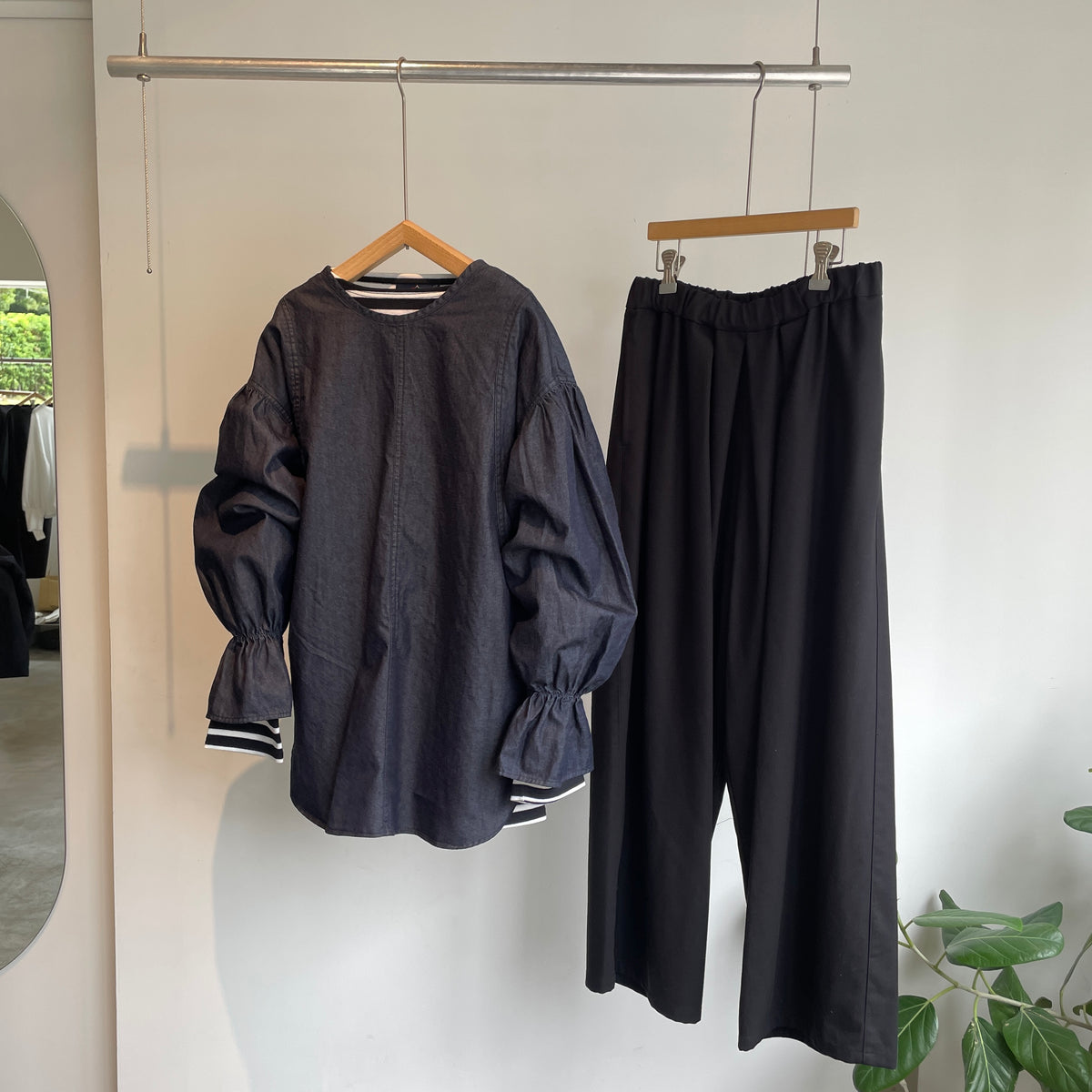 yuni//Cotton denim gathered sleeves ブラウス　1701BL010262