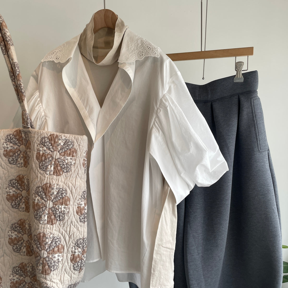 NATIVE VILLEGE//Simple longing 刺繍ギャザースリーブブラウス（off white）