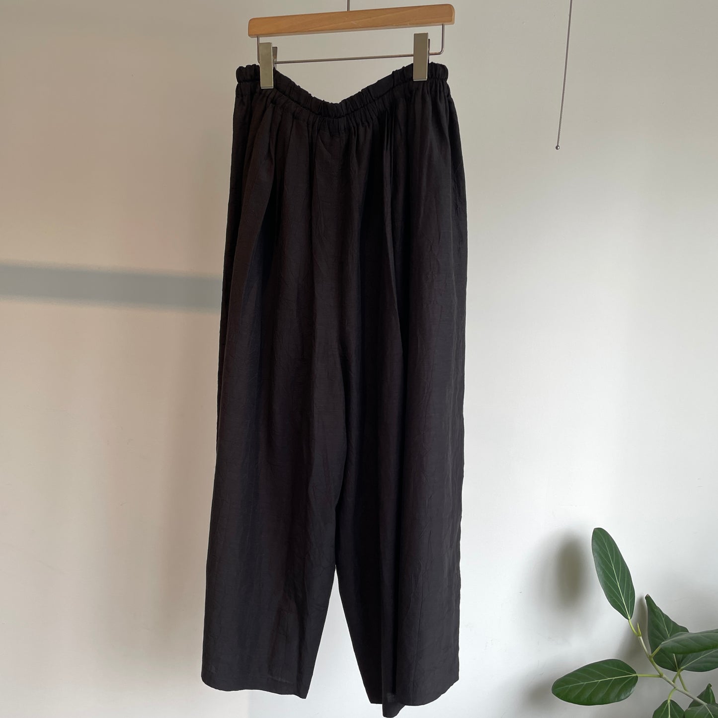 handsofcreation//Cu/C/L桐生シワ タックバレルキュロットパンツ0161310