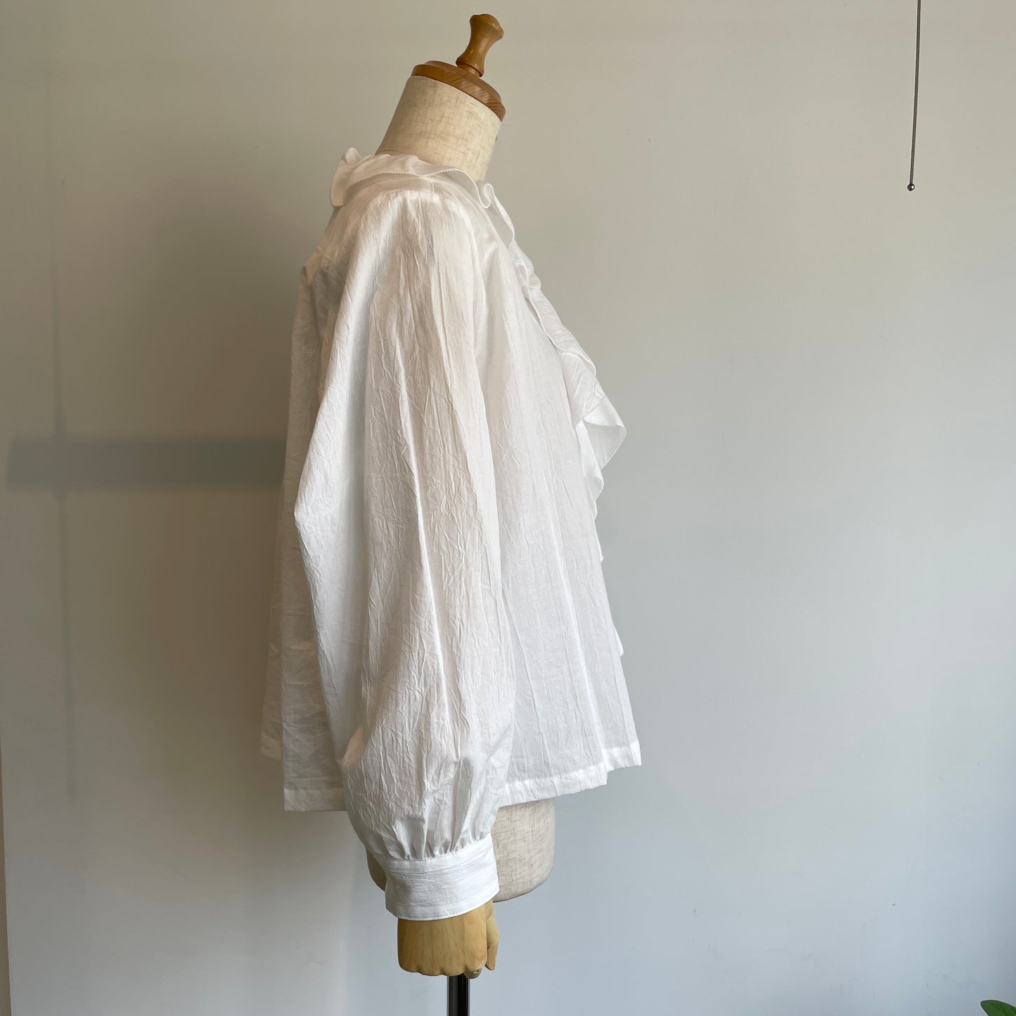 porter des boutons//ラッフルブラウス　P23-1-015-02