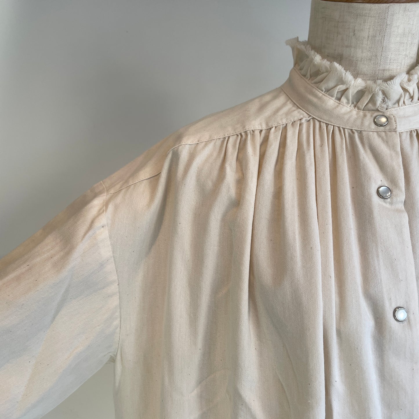 handsofcreation//5.0ZベンベルグウールデニムフリルカラーBL 02610602