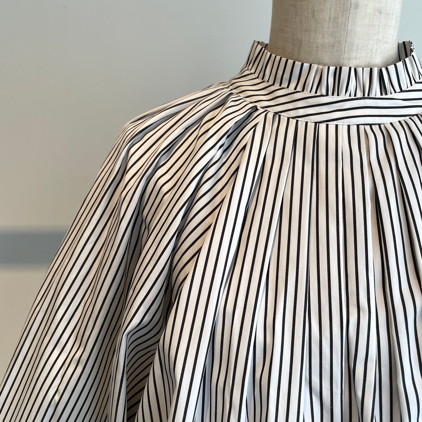 SIHIRAI// WIDE SLEEVE TACブラウスCHSS26-7008