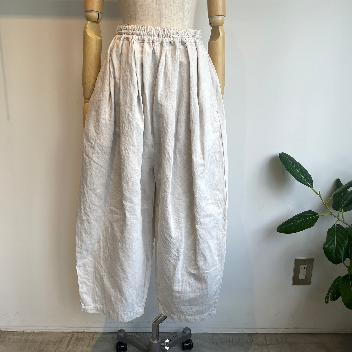 yuni//Cotton/Linen denim wide cocoon パンツ　1701PT016261
