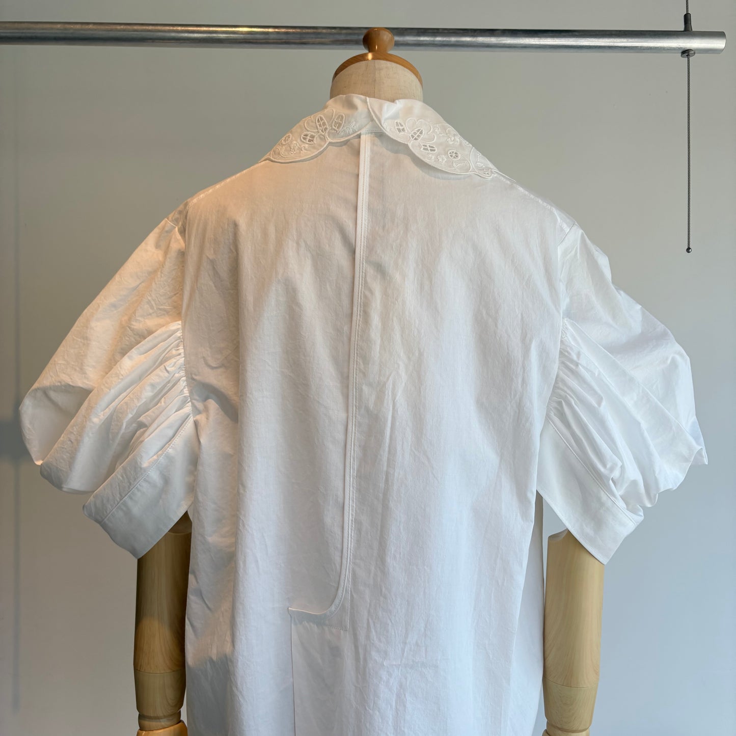NATIVEVILLEGE//Simple longing 刺繍ギャザースリーブブラウス（off white）