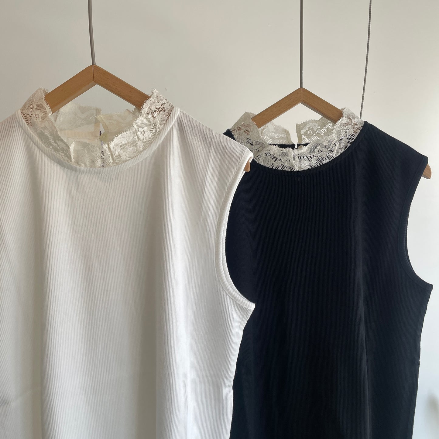 porter des boutons//モックネックレーステレコノースリーブ　P-25103