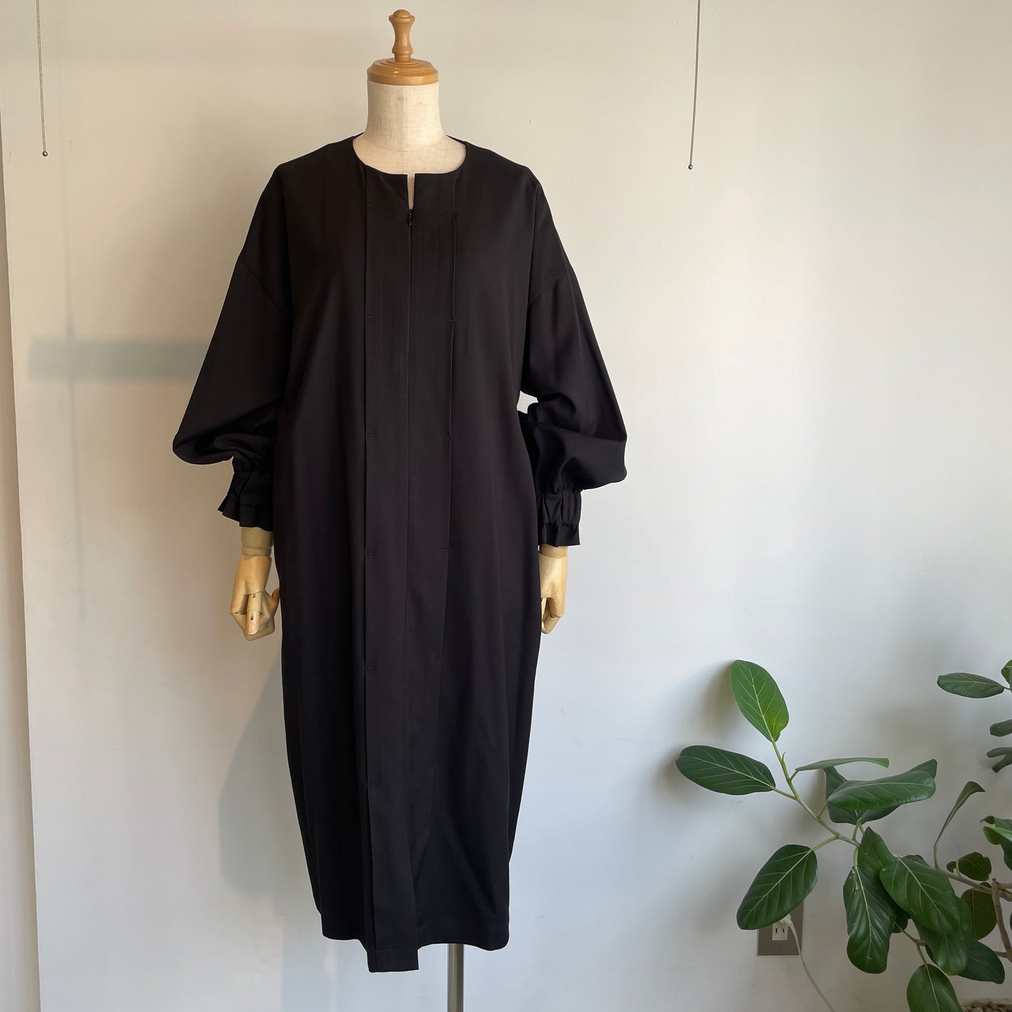 SI-HIRAI //MICRO STRETCH GABA RUBBER CUFF DRESS CHAW24-5018