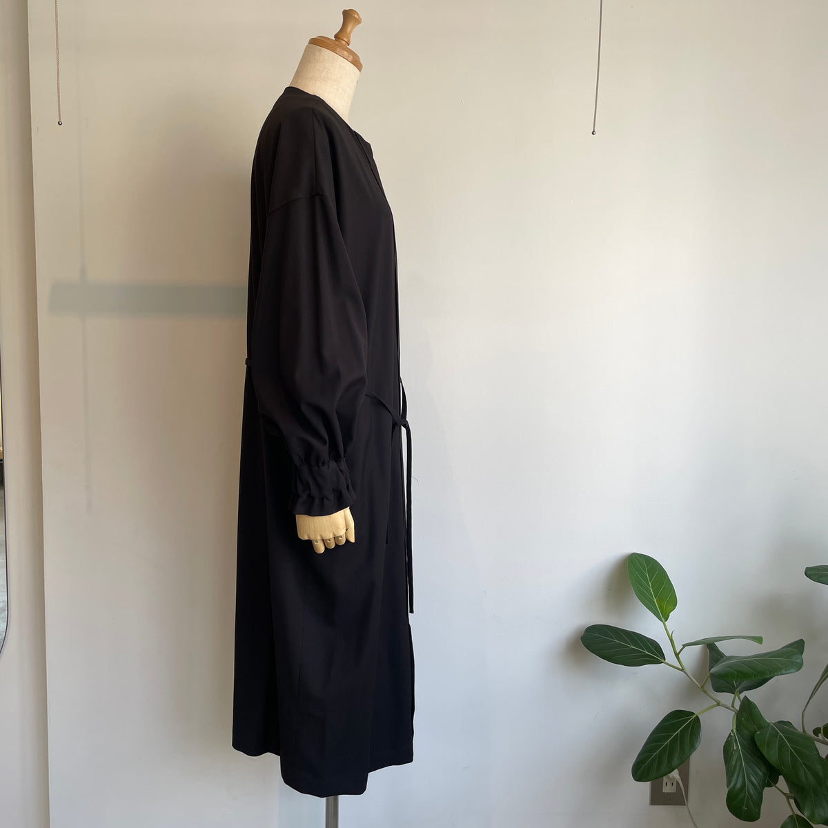 SI-HIRAI //MICRO STRETCH GABA RUBBER CUFF DRESS CHAW24-5018