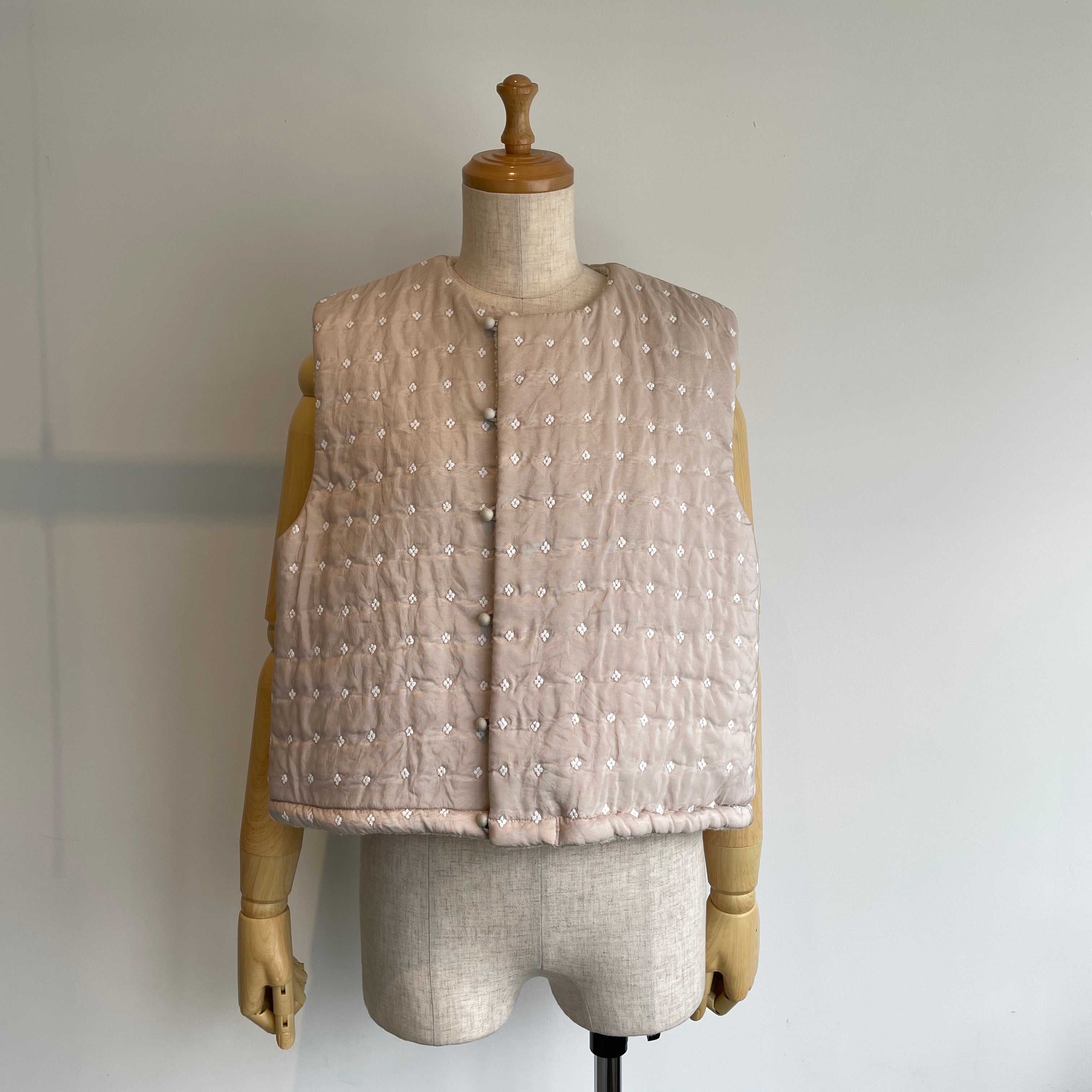 りりページ① qiri //flower dot quilt jacquard ショートリバーシブルベスト