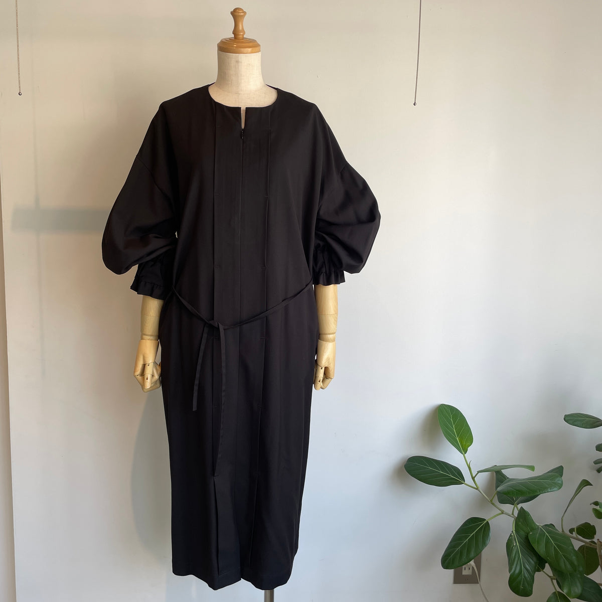 SI-HIRAI //MICRO STRETCH GABA RUBBER CUFF DRESS CHAW24-5018