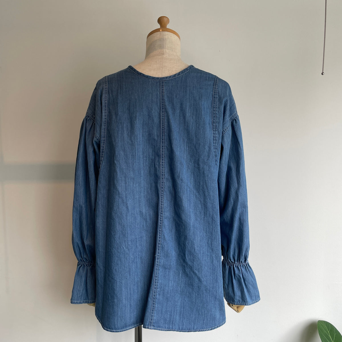 yuni//Cotton denim gathered sleeves ブラウス　1701BL010262