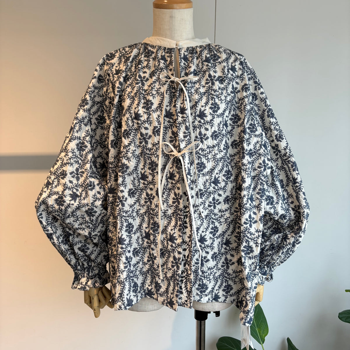 qiri//garden embroidery gather スリーブブラウス
6301BL008262