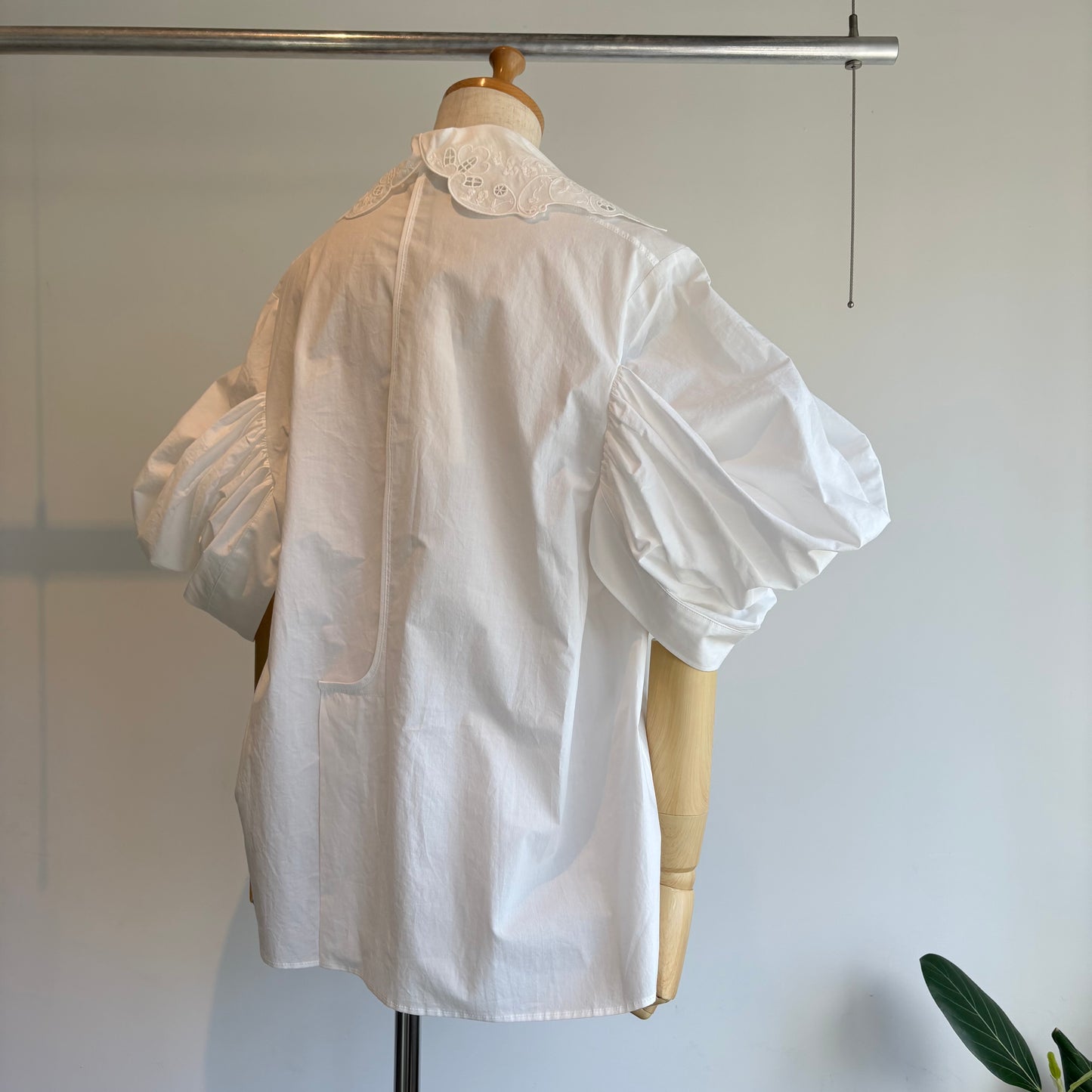 NATIVEVILLEGE//Simple longing 刺繍ギャザースリーブブラウス（off white）