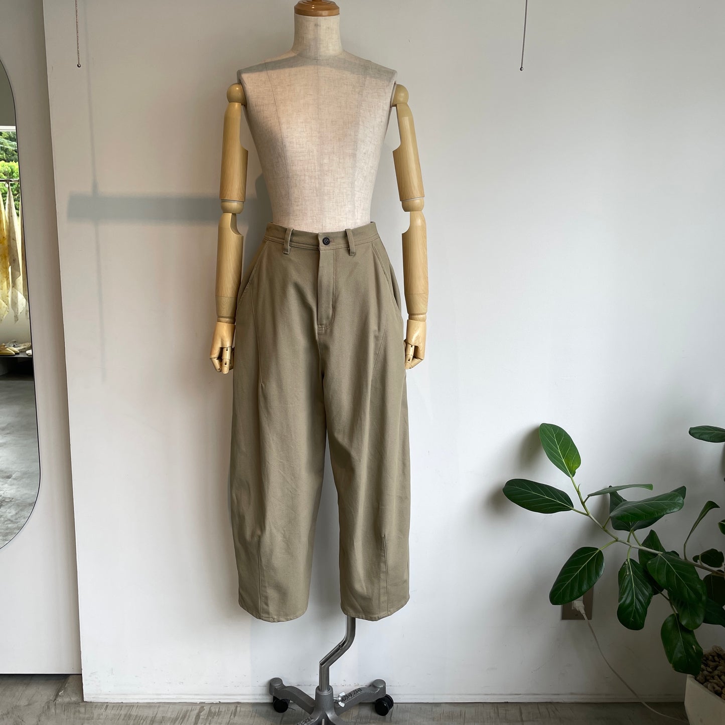 yuni//20/2強撚Cotton twill cocoon tapered パンツ 1701PT006262