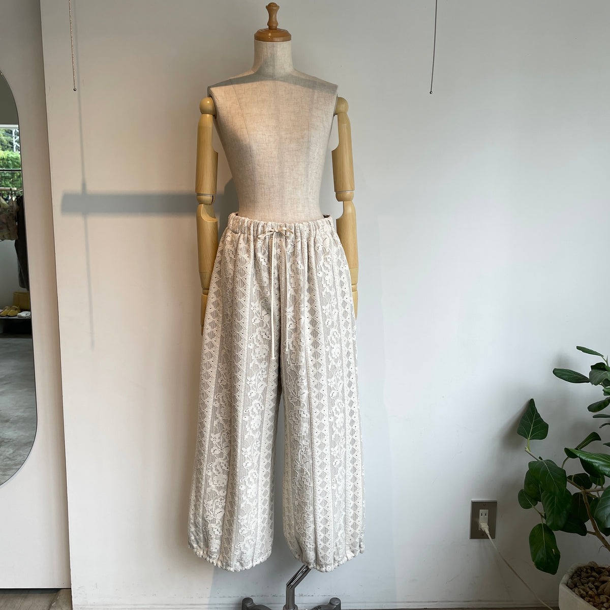 qiri//field flower lace ギャザーパンツ  6301PT008262
