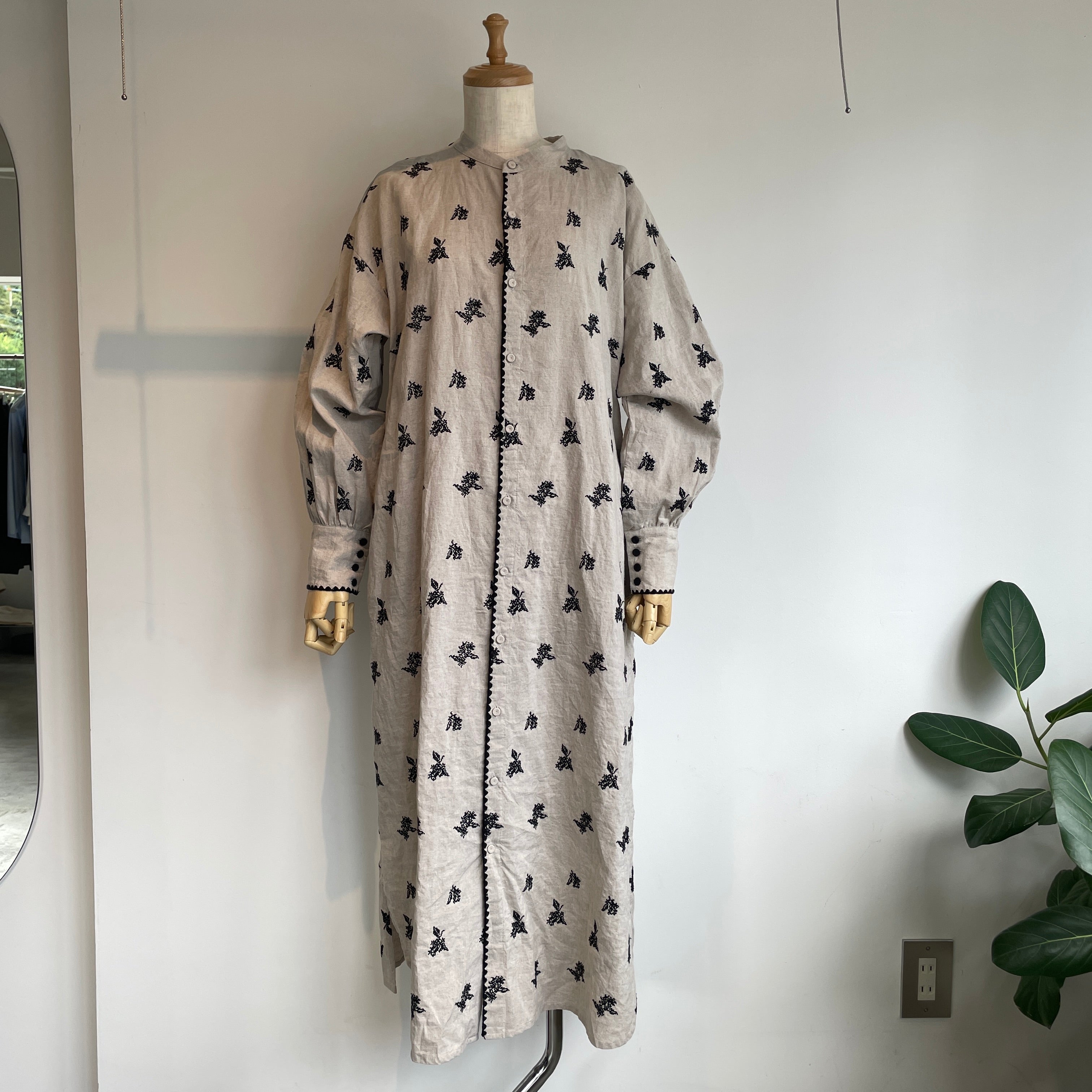 芭蕉布と麻とのワンピース qiri //金木犀 embroidery ワンピース 6301OP001252 – hibikiru