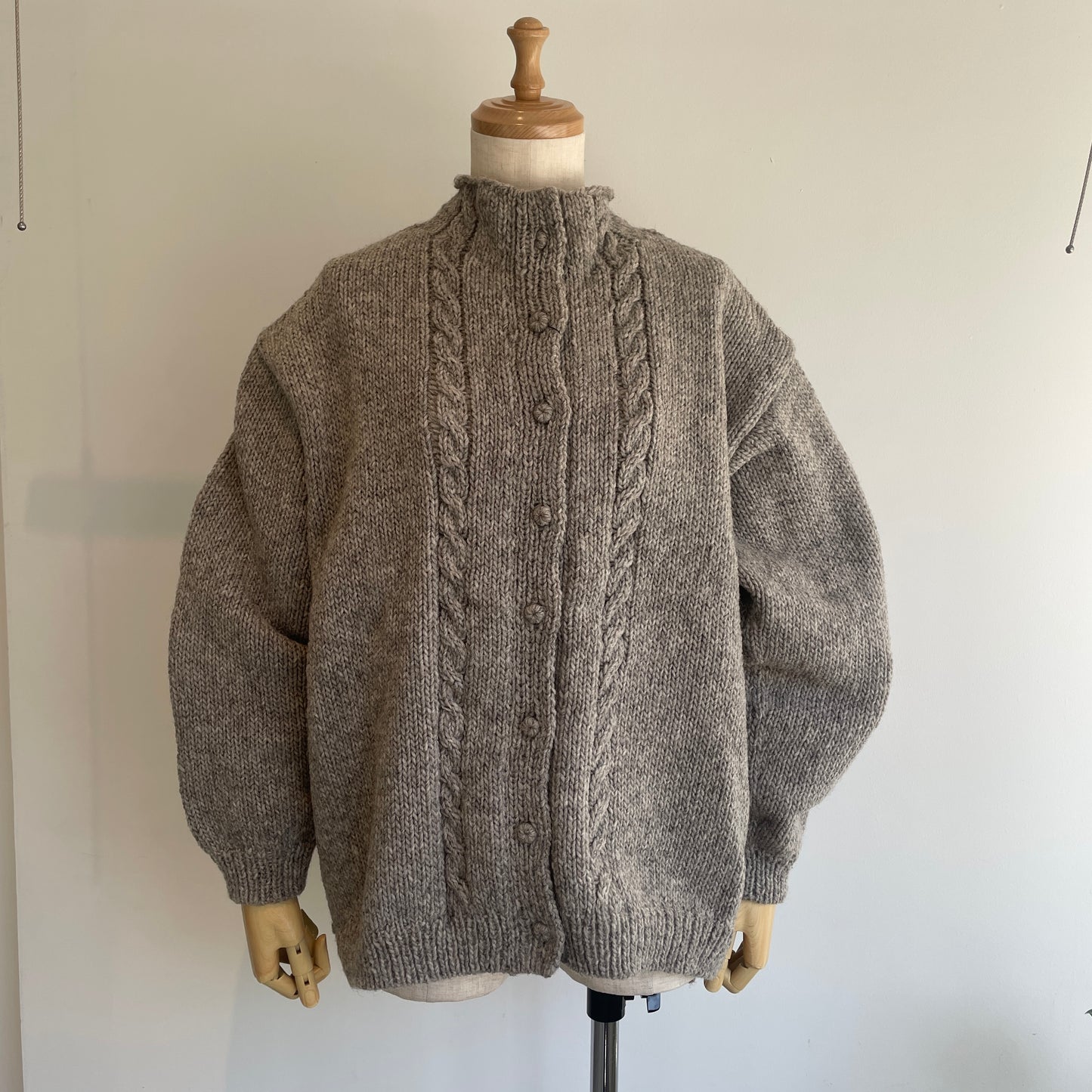 handsofcreation//ペルーローゲージニット家庭機 細ケーブルカーディガン　1540723