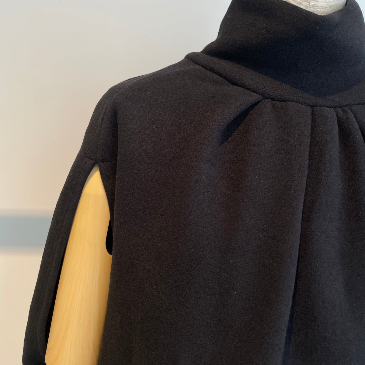 SI HIRAI//SWEATPONCHO  CHAW26-8006