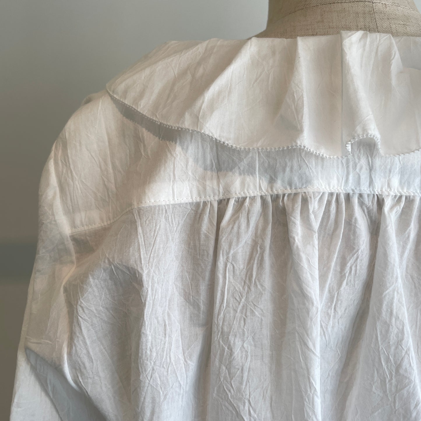 porter des boutons//ラッフルブラウス　P23-1-015-02