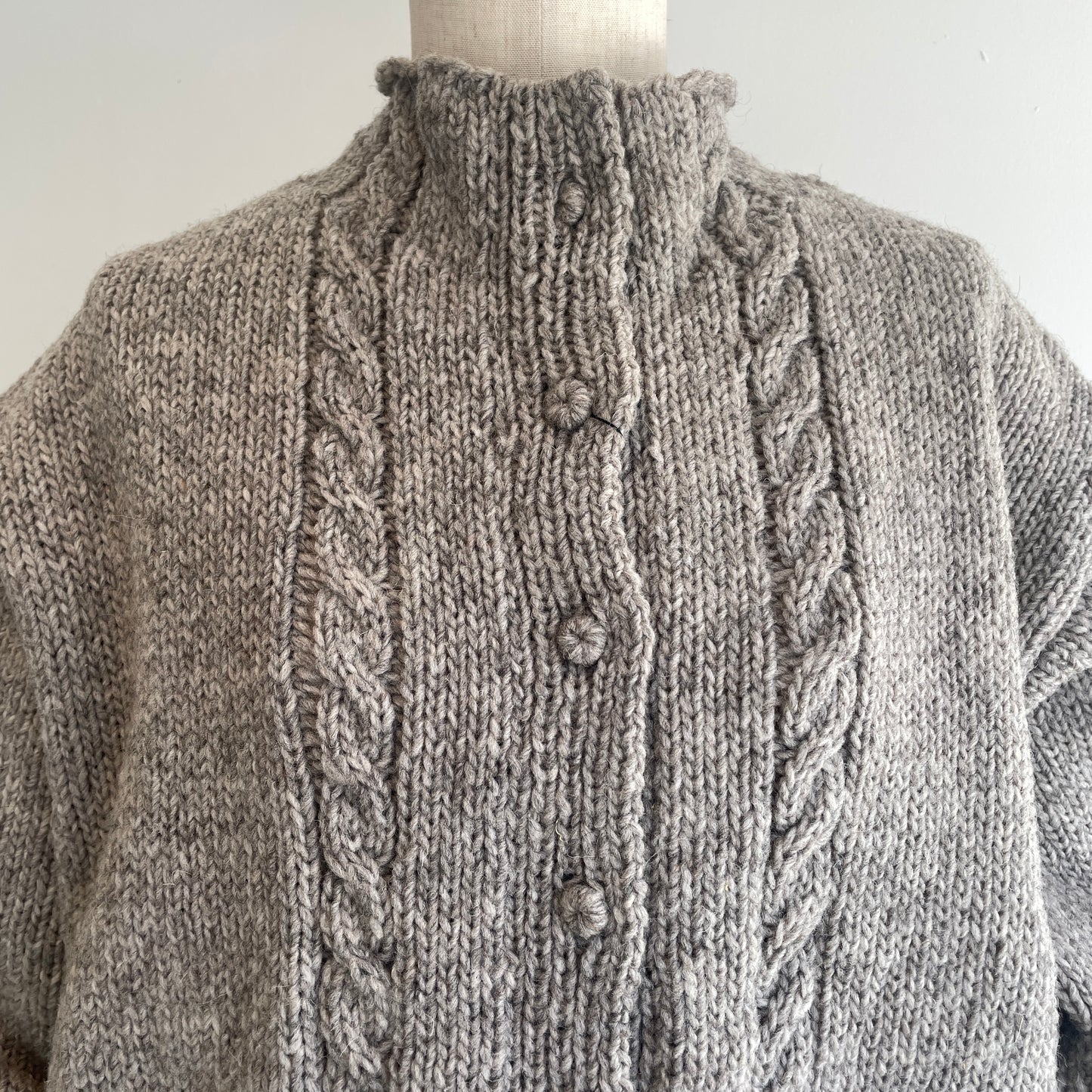 handsofcreation//ペルーローゲージニット家庭機 細ケーブルカーディガン　1540723