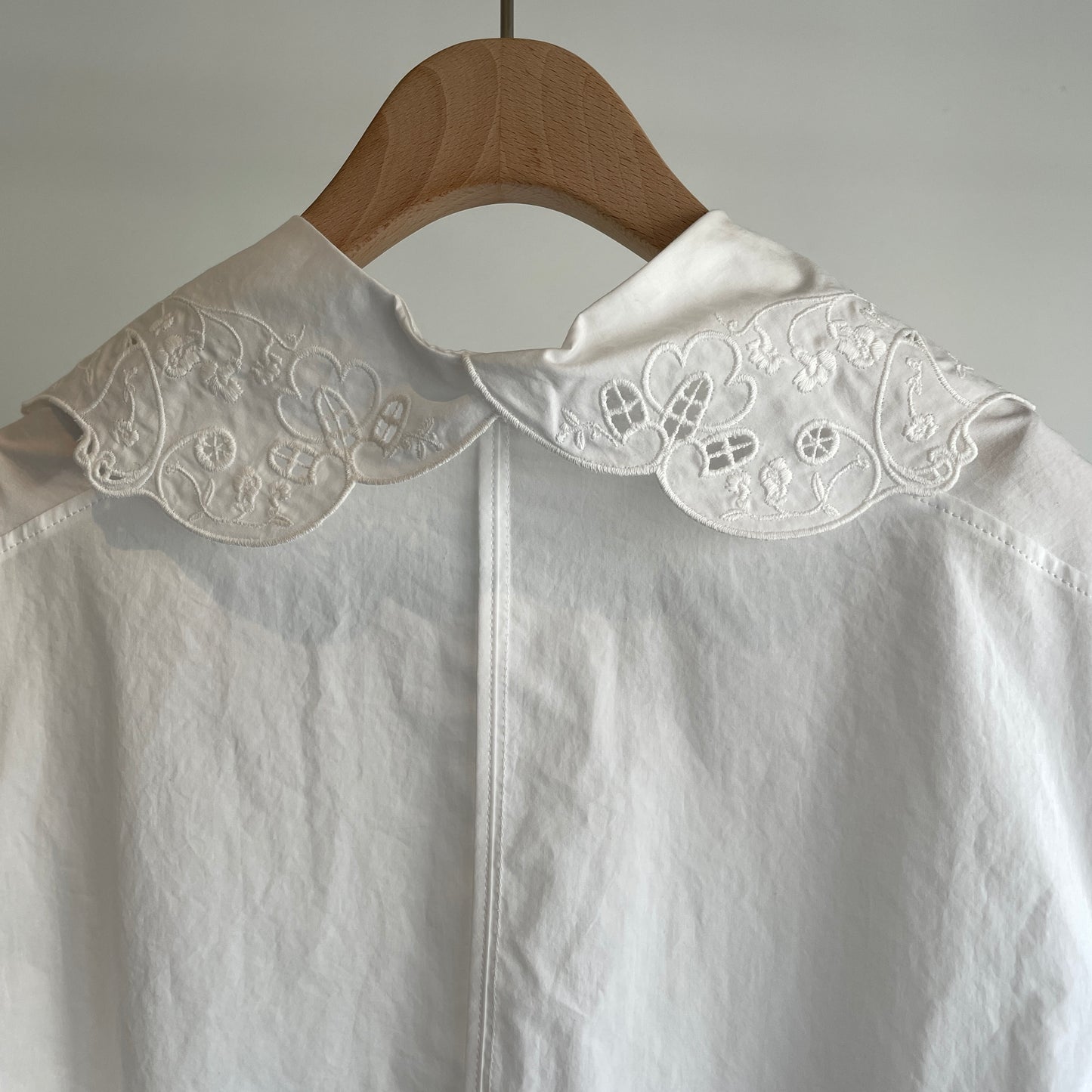 NATIVEVILLEGE//Simple longing 刺繍ギャザースリーブブラウス（off white）