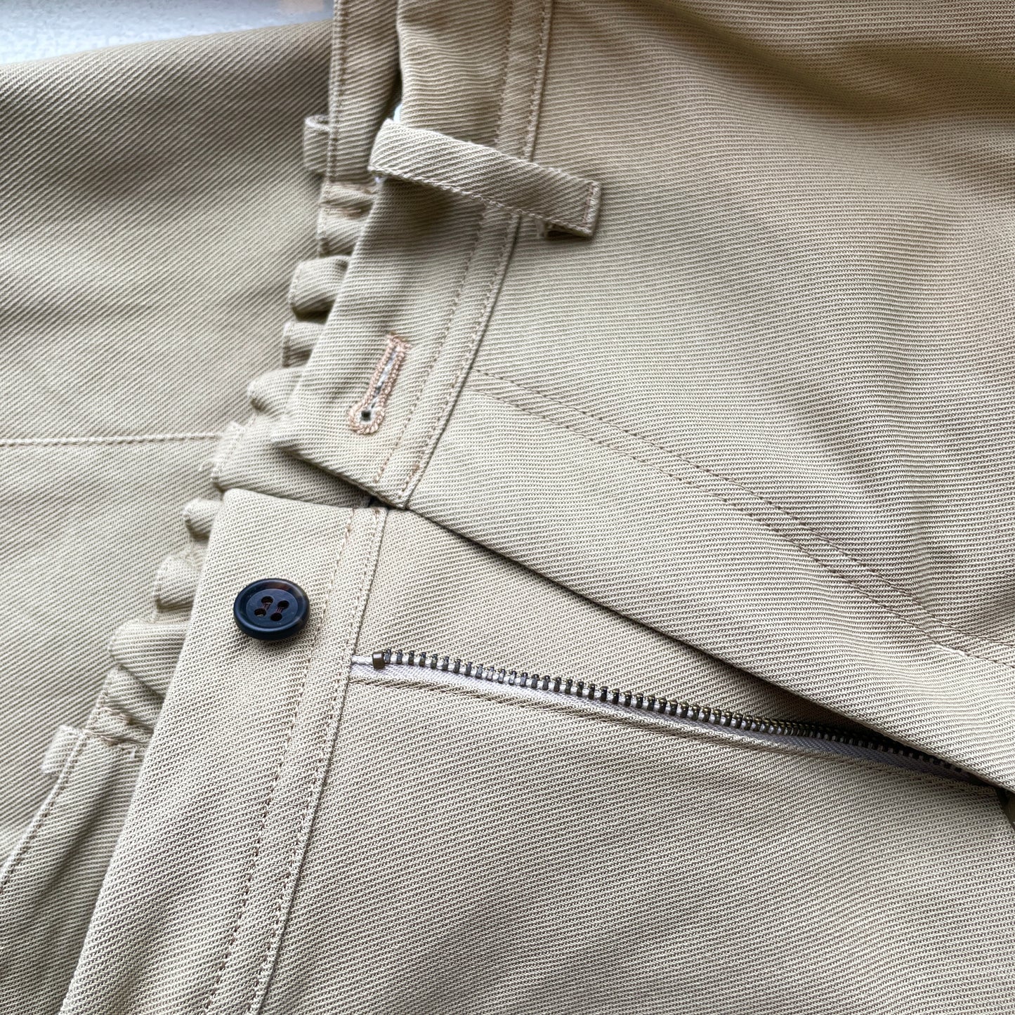 yuni//20/2強撚Cotton twill cocoon tapered パンツ 1701PT006262