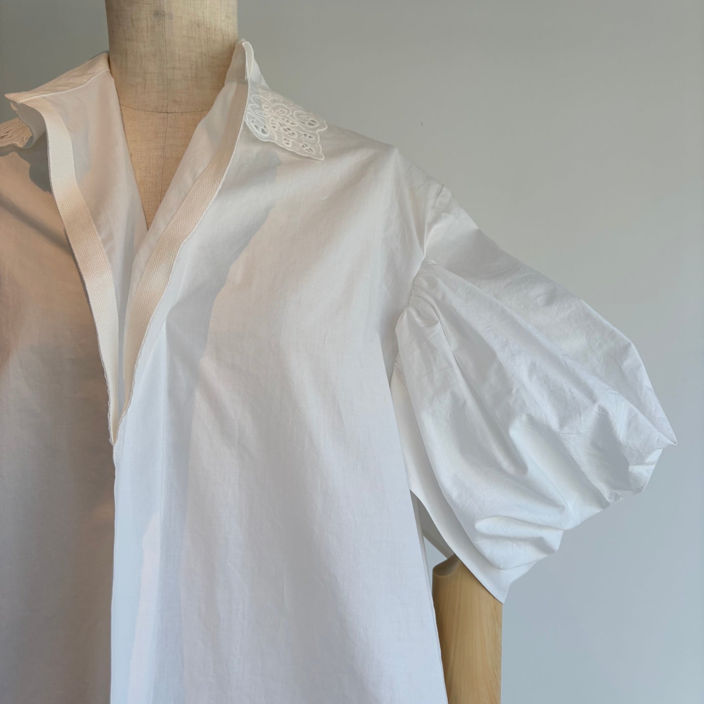 NATIVEVILLEGE//Simple longing 刺繍ギャザースリーブブラウス（off white）