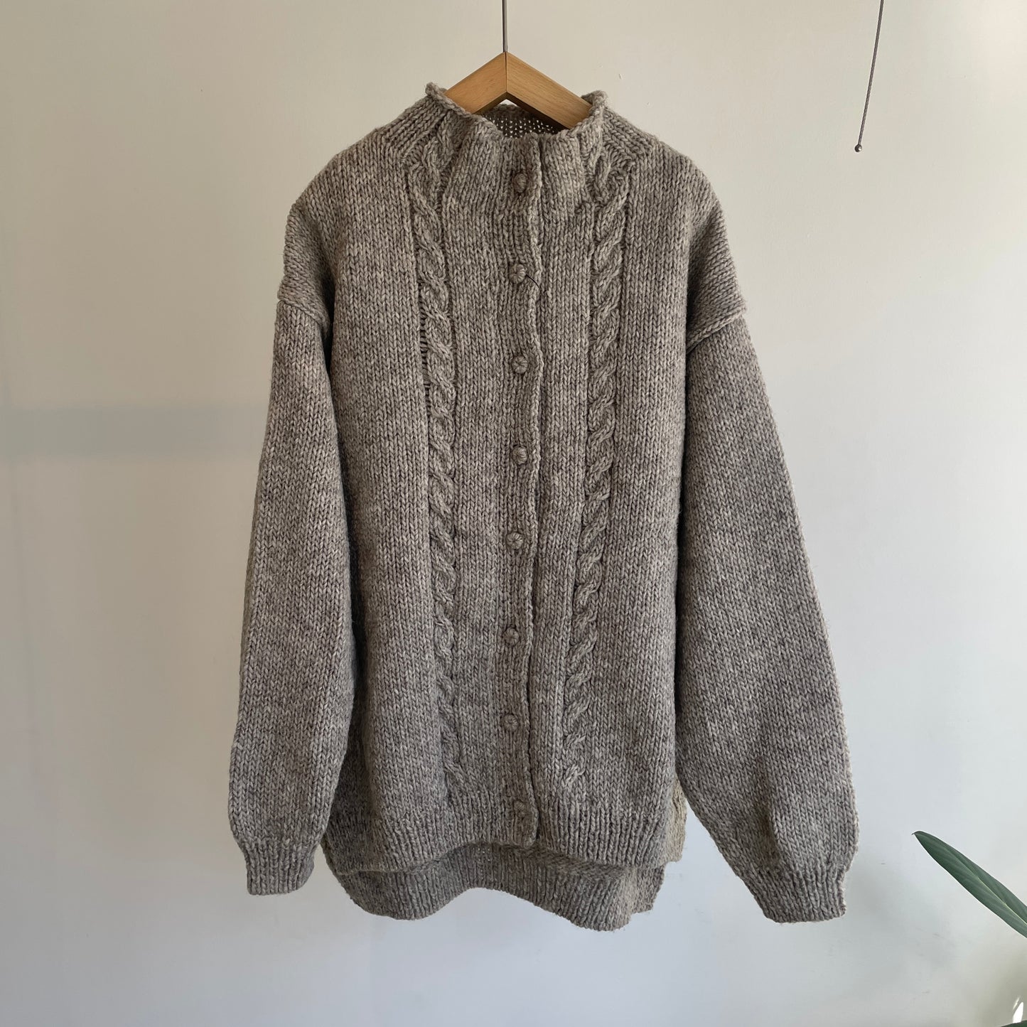 handsofcreation//ペルーローゲージニット家庭機 細ケーブルカーディガン　1540723