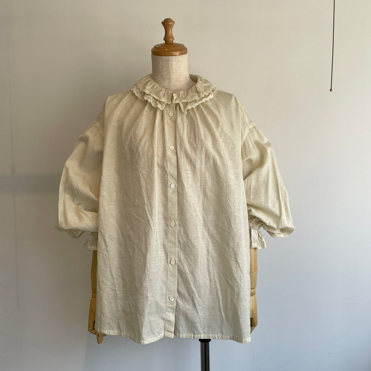 yuni//リサイクルコットンキュプラ ラッフルレースカラーブラウス 1701BL008262