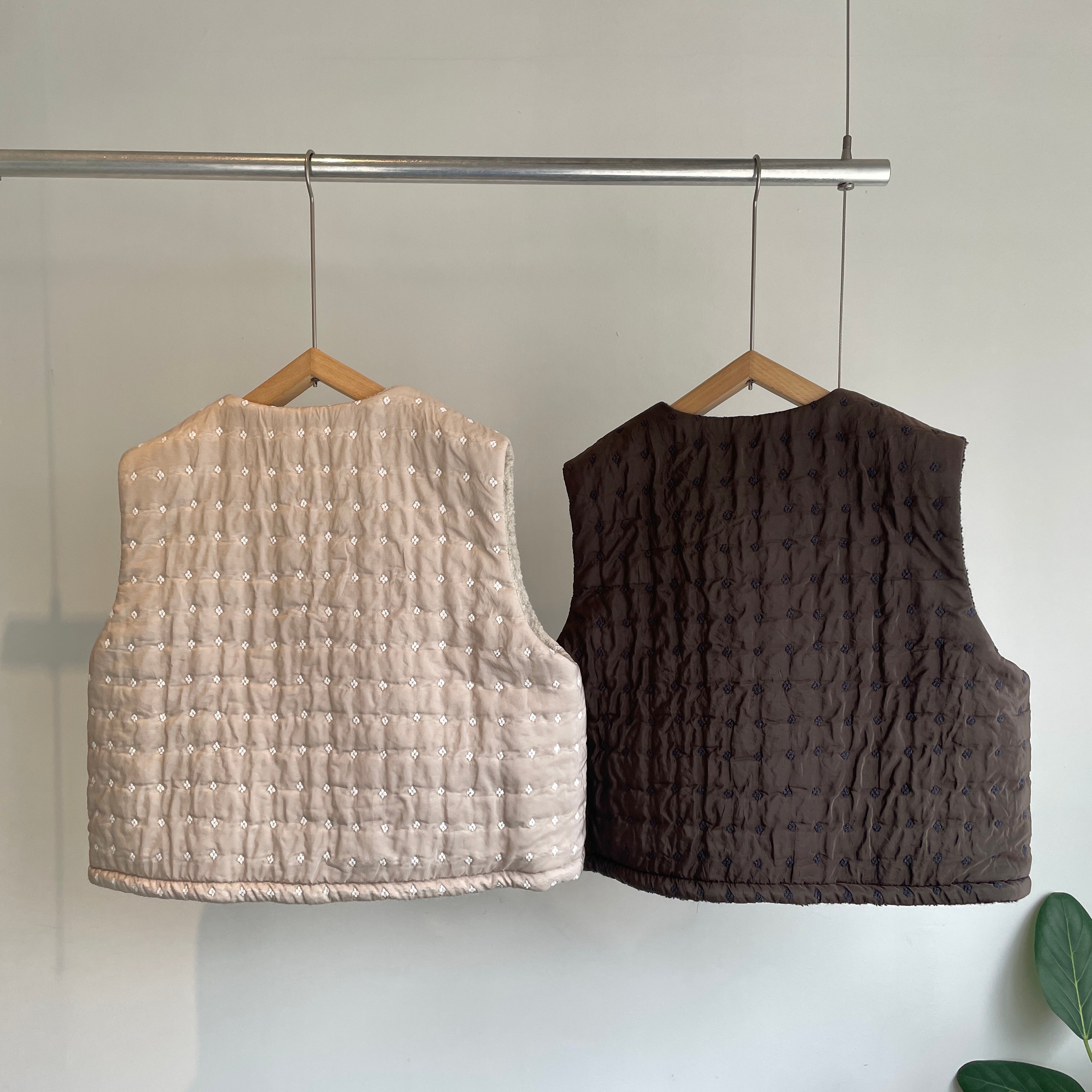 qiri //flower dot quilt jacquard ショートリバーシブルベスト