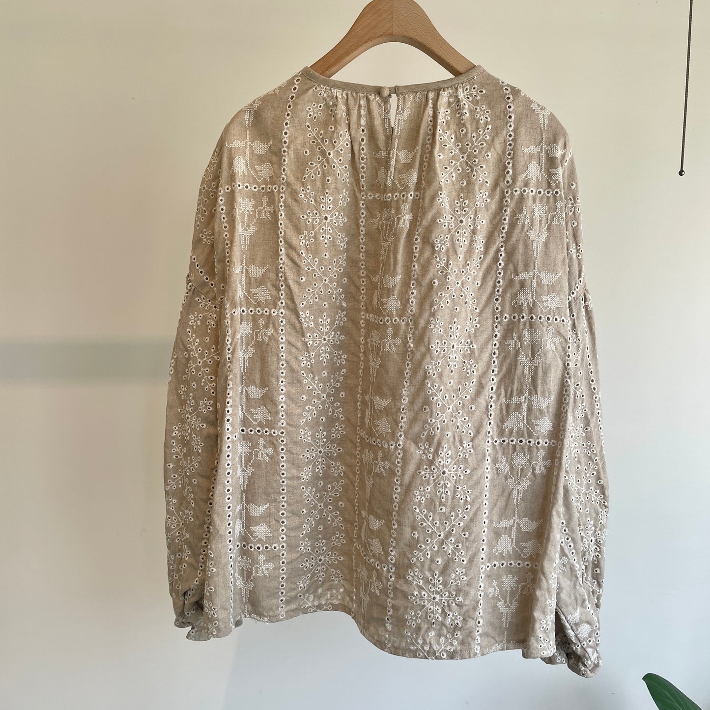 qiri//grow’ embroidery ギャザースリーブブラウス　6301BL005261