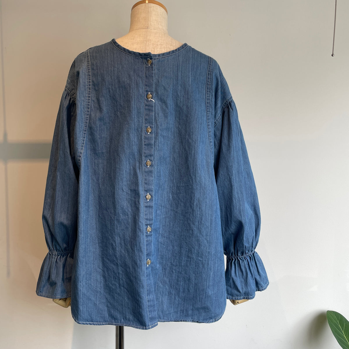 yuni//Cotton denim gathered sleeves ブラウス　1701BL010262