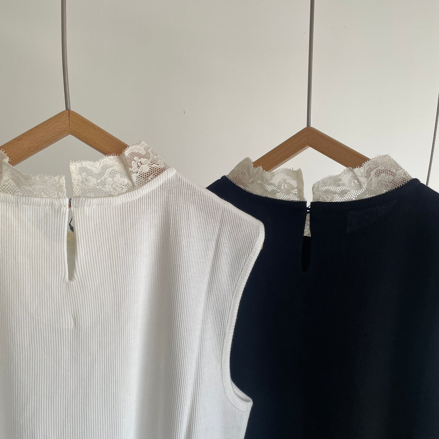 porter des boutons//モックネックレーステレコノースリーブ　P-25103