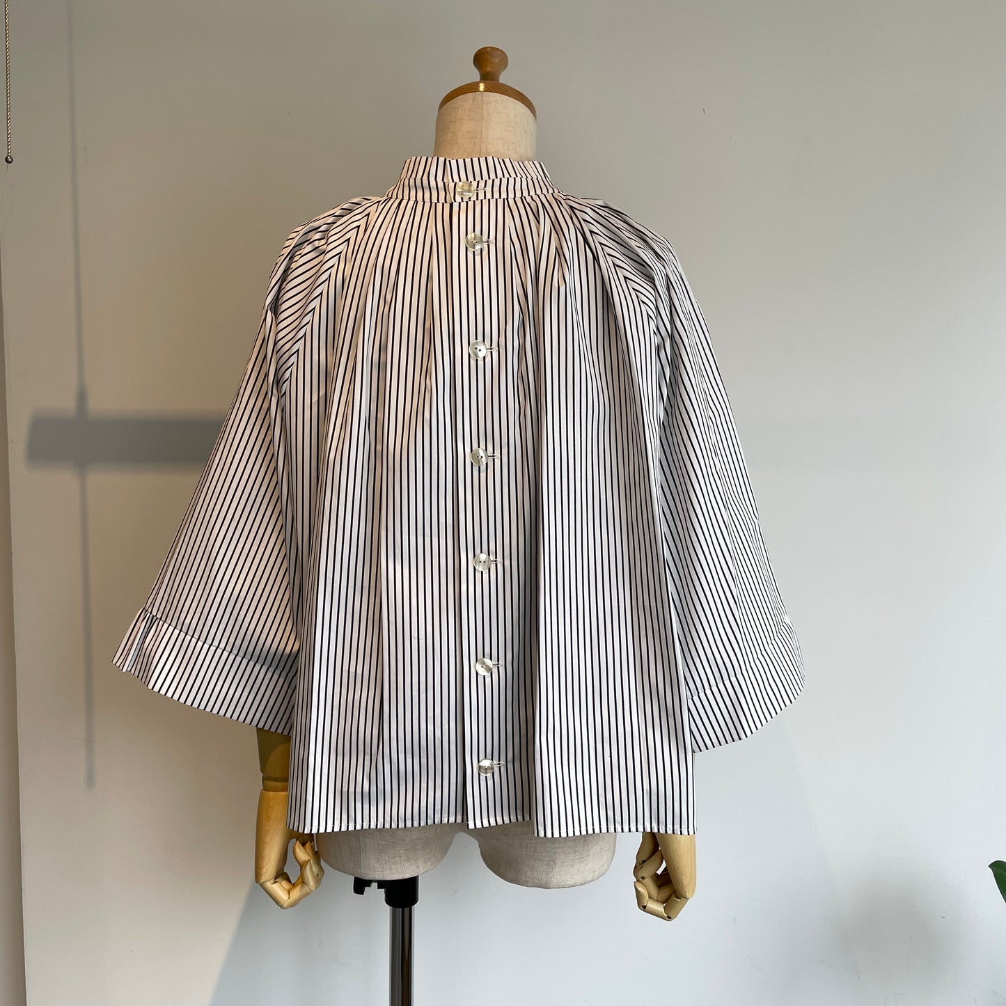 SIHIRAI// WIDE SLEEVE TACブラウスCHSS26-7008