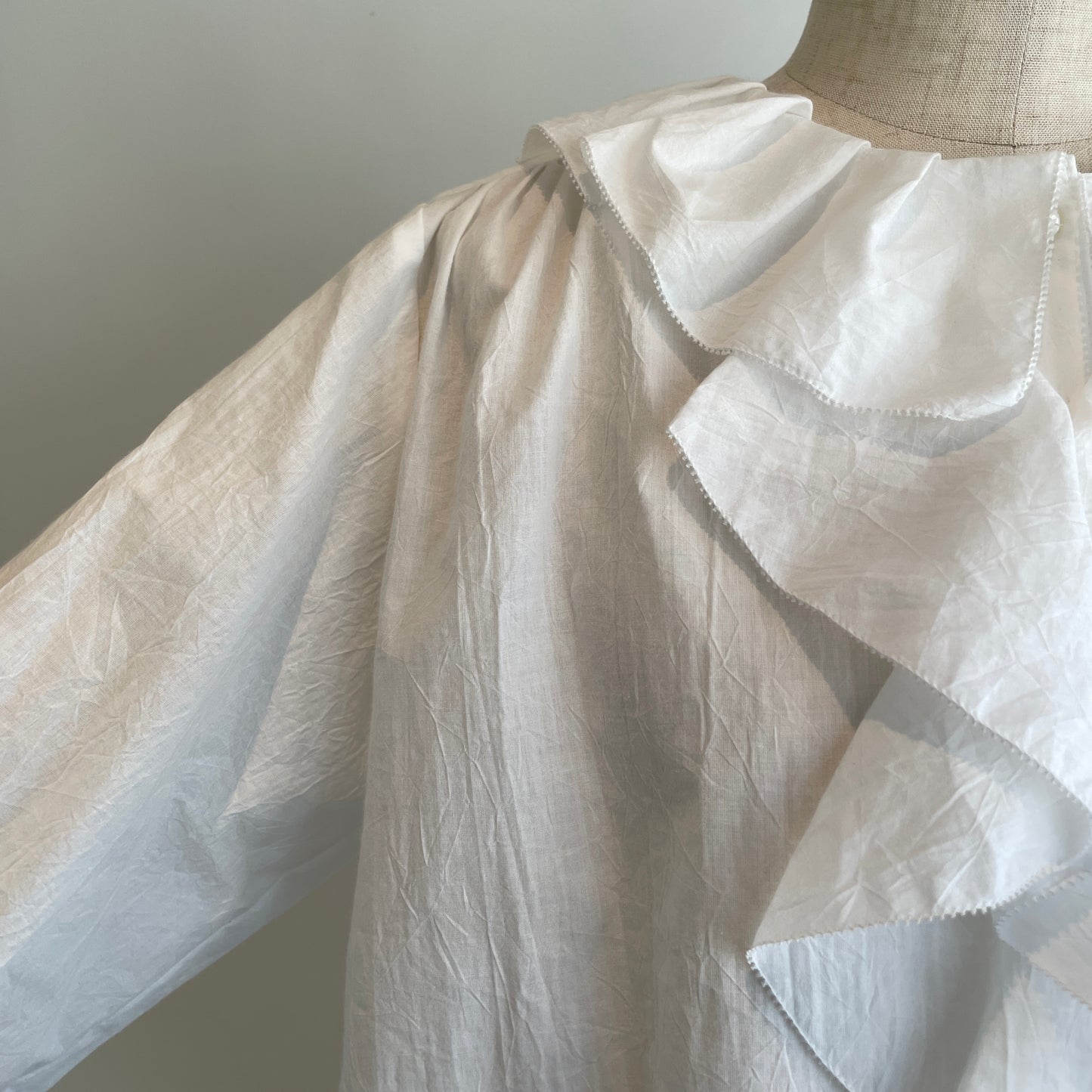porter des boutons//ラッフルブラウス　P23-1-015-02